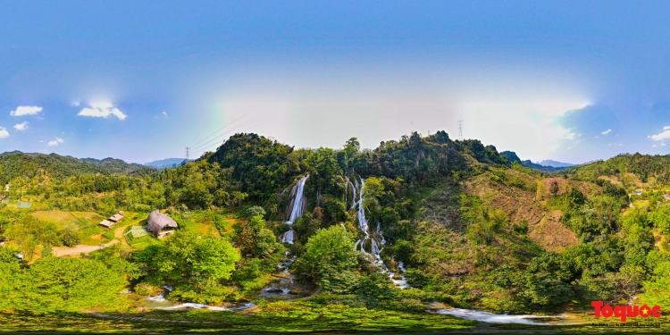 Nằm trên địa bàn bản Phụ Mẫu 1 (xã Chiềng Yên), cách trung tâm huyện Vân Hồ khoảng 30km, thác Tạt Nàng đẹp dịu dàng trên vùng sơn cước Tây Bắc lôi cuốn du khách.
