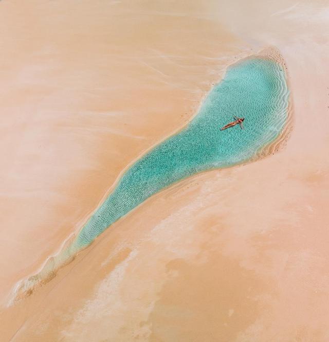 Vùng biển “kỳ cục” nhất thế giới, chỉ 1 người tắm một lần mà khách vẫn xếp hàng tấp nập - 1
