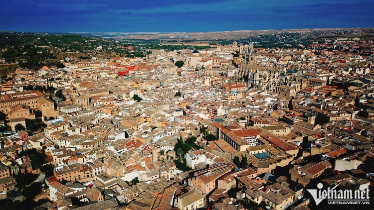 Với bề dày lịch sử hơn 2.000 năm, là nơi hội tụ nhiều nền văn hóa và những công trình kiến trúc cổ độc đáo, phố cổ Toledo ở Tây Ban Nha được UNESCO công nhận là Di sản văn hóa thế giới năm 1986.
