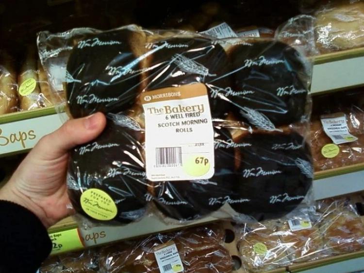 Bánh mì 'cháy đen cháy đỏ' đắt khách gây tranh cãi: Người khen đặc sản, người sợ ung thư