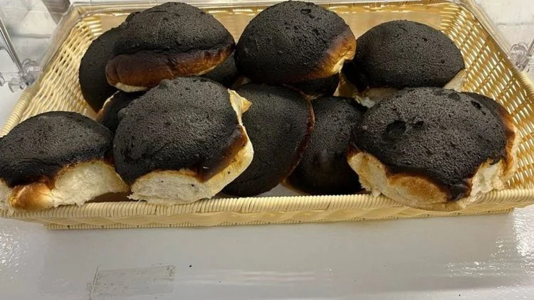 Bánh mì 'cháy đen cháy đỏ' đắt khách gây tranh cãi: Người khen đặc sản, người sợ ung thư - 1