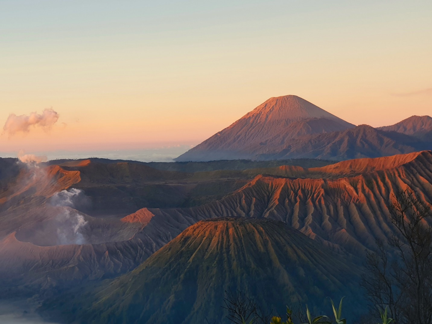 Trải nghiệm bước đi trên miệng núi lửa ở Indonesia - 2