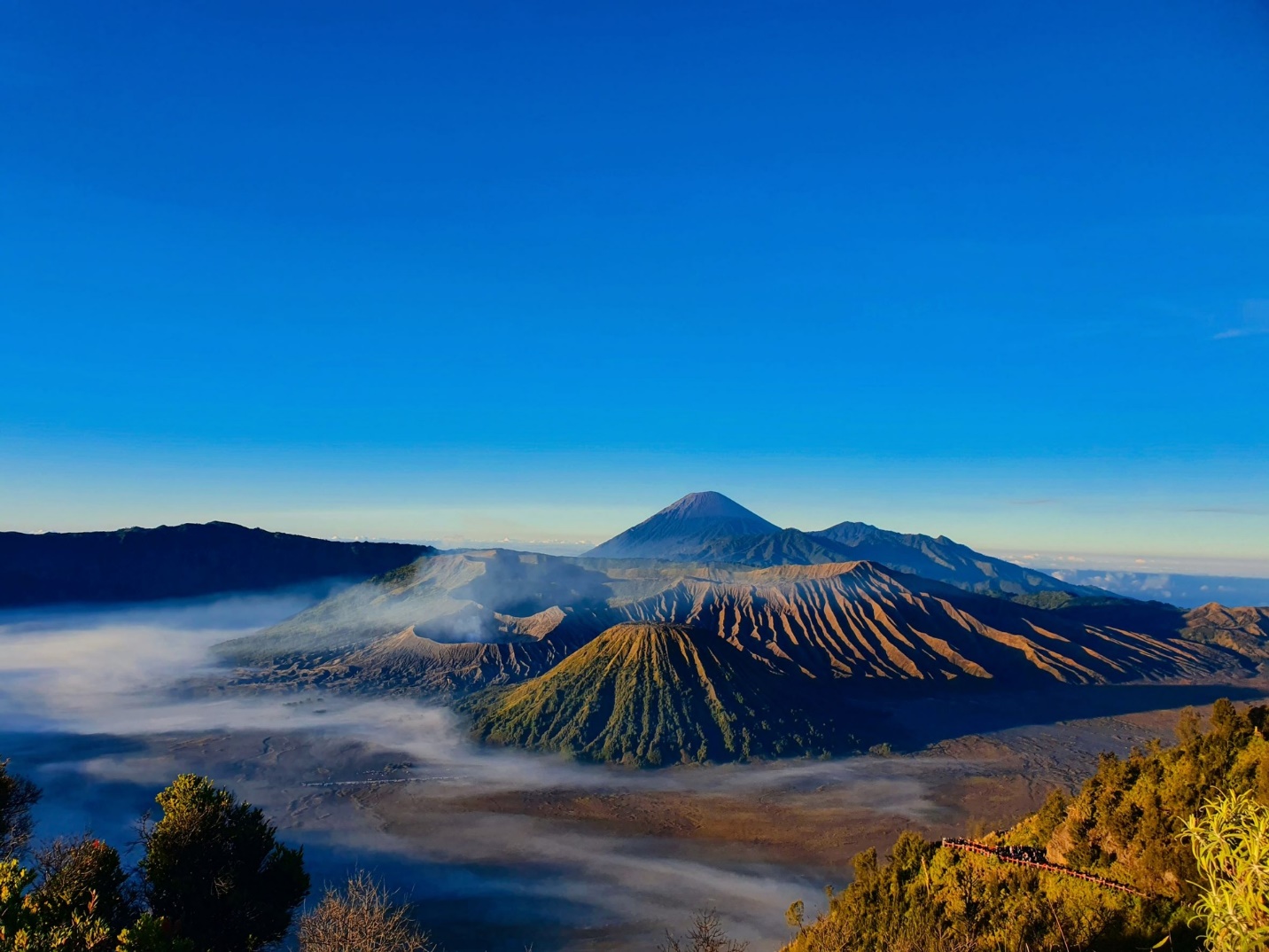 Trải nghiệm bước đi trên miệng núi lửa ở Indonesia - 4