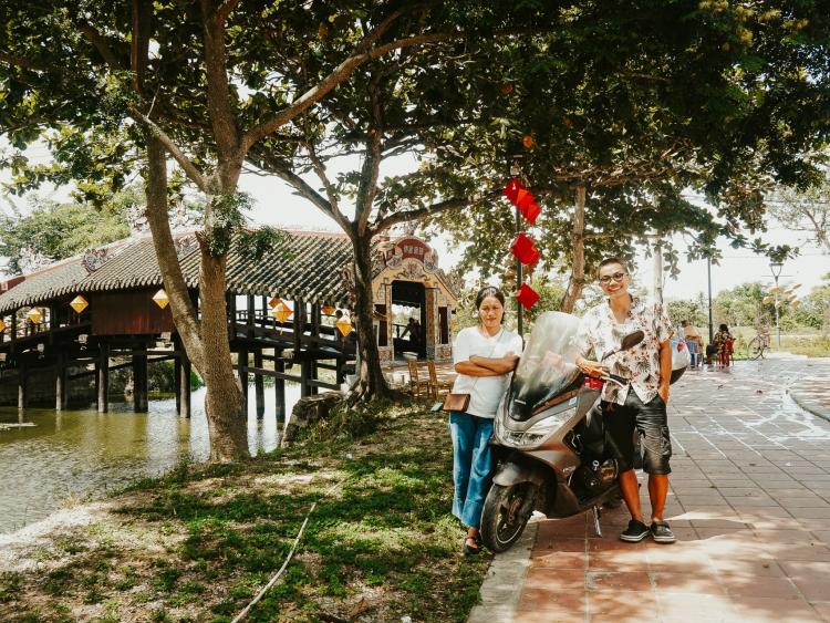 Mẹ 50 tuổi rủ con trai đi phượt bằng xe máy từ Đà Lạt ra Huế