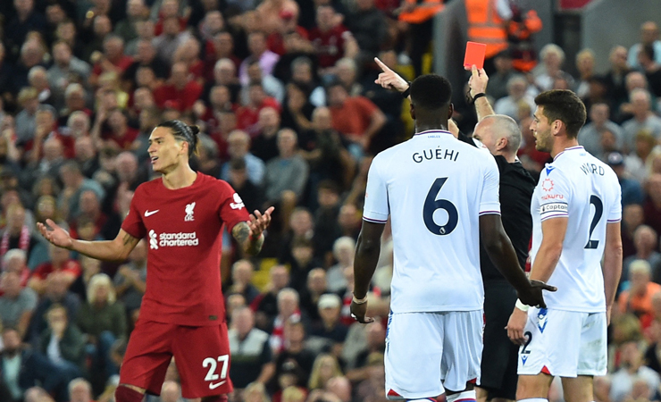 Sao Liverpool húc đối thủ: Luis Suarez từng cắn người lên tiếng chỉ giáo - 1