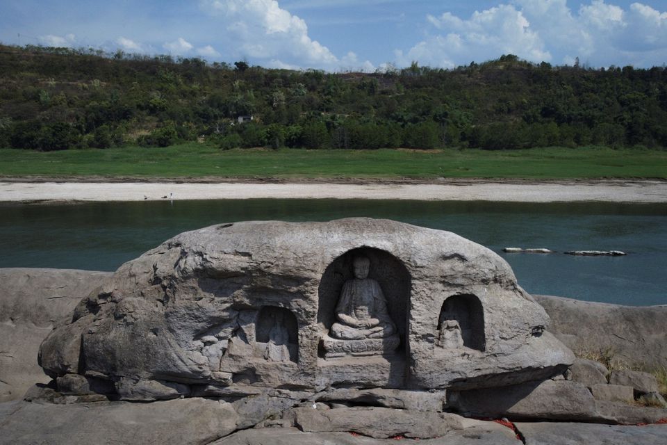 Tượng Phật cổ bất ngờ xuất hiện ở đáy sông - 1
