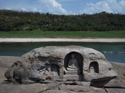 Chuyện hay - Tượng Phật cổ bất ngờ xuất hiện ở đáy sông