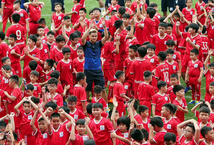 Các ngôi sao bóng đá Việt Nam thất thủ trước đội bóng có 2000 cầu thủ - 11