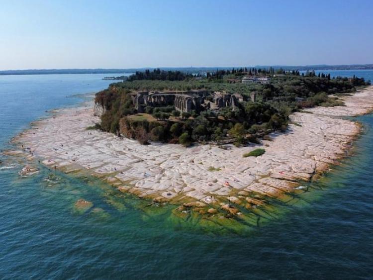 Hồ Garda nổi tiếng ở Italy trơ bãi đá ngầm do hạn hán
