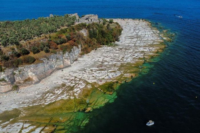 Hồ Garda nổi tiếng ở Italy trơ bãi đá ngầm do hạn hán - 7