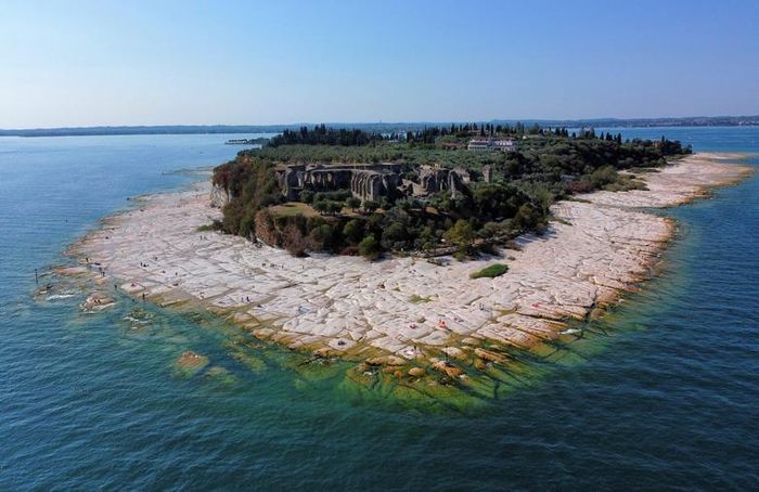 Hồ Garda nổi tiếng ở Italy trơ bãi đá ngầm do hạn hán - 3