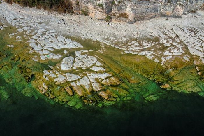 Hồ Garda nổi tiếng ở Italy trơ bãi đá ngầm do hạn hán - 5