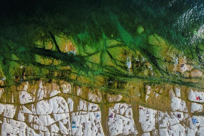 Hồ Garda nổi tiếng ở Italy trơ bãi đá ngầm do hạn hán - 1