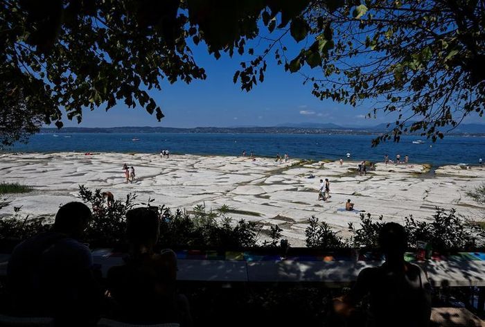 Hồ Garda nổi tiếng ở Italy trơ bãi đá ngầm do hạn hán - 9