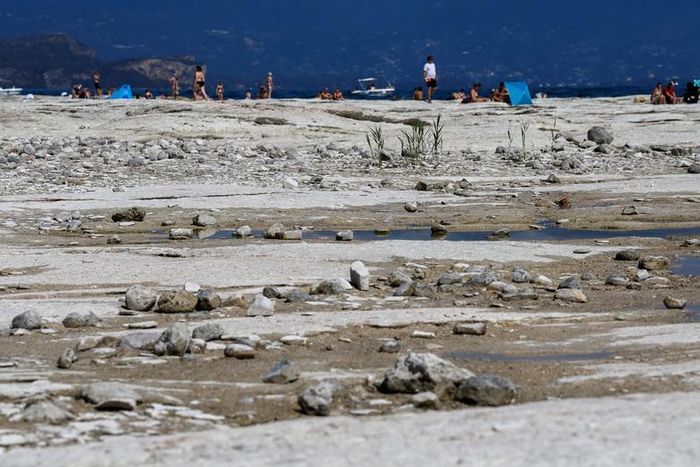 Hồ Garda nổi tiếng ở Italy trơ bãi đá ngầm do hạn hán - 8