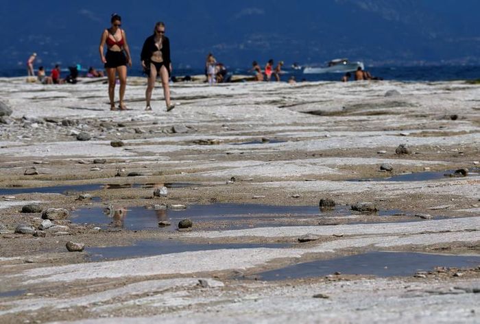 Hồ Garda nổi tiếng ở Italy trơ bãi đá ngầm do hạn hán - 10