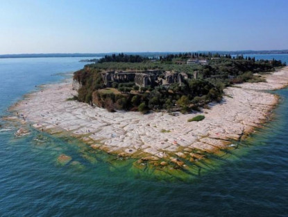 Du khảo - Hồ Garda nổi tiếng ở Italy trơ bãi đá ngầm do hạn hán
