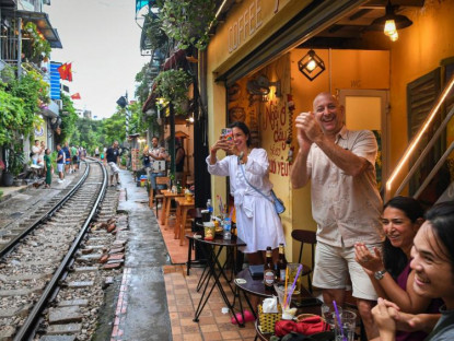 Chuyện hay - Phố cà phê đường tàu ở Hà Nội nhộn nhịp khách Tây, đông kín ngày cuối tuần