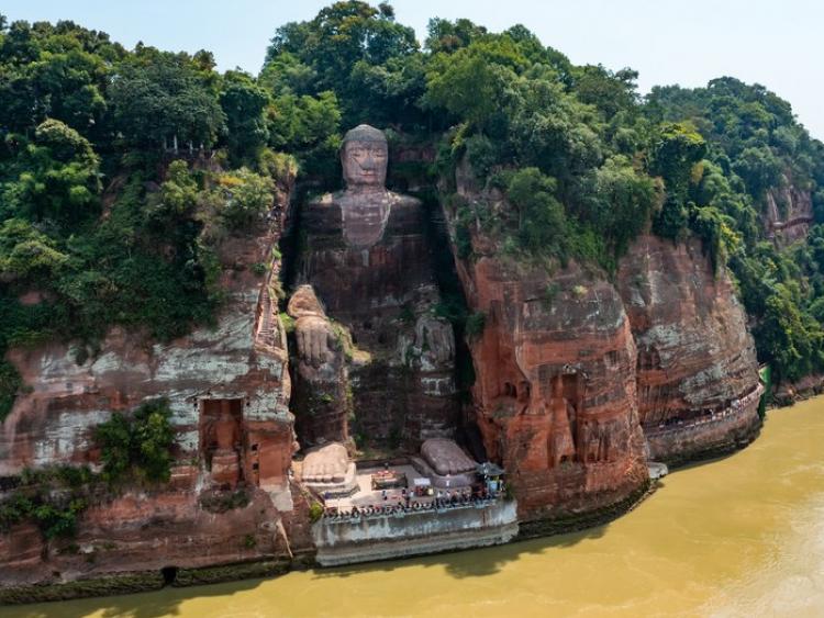 Du khách đổ xô đi xem tượng Phật bằng đá lớn nhất thế giới hiện ra nguyên bản, cả phần dưới chân