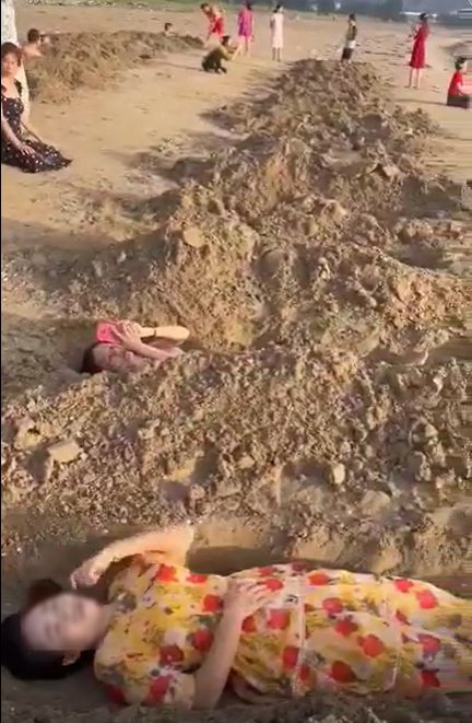 Tranh cãi nảy lửa vụ du khách "đào huyệt" trên bãi biển ở Nghệ An - 1