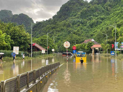 Chuyển động - Quốc lộ 18 đoạn dốc Đèo Bụt ngập nước 1,5m, du khách đi Hạ Long lưu ý