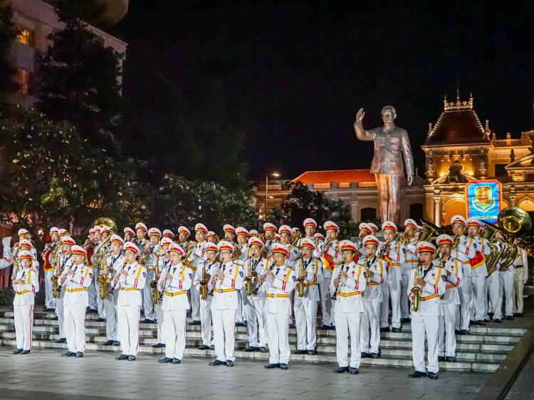Đội nghi lễ công an biểu diễn trên phố đi bộ Nguyễn Huệ