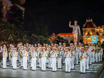 Chuyện hay - Đội nghi lễ công an biểu diễn trên phố đi bộ Nguyễn Huệ