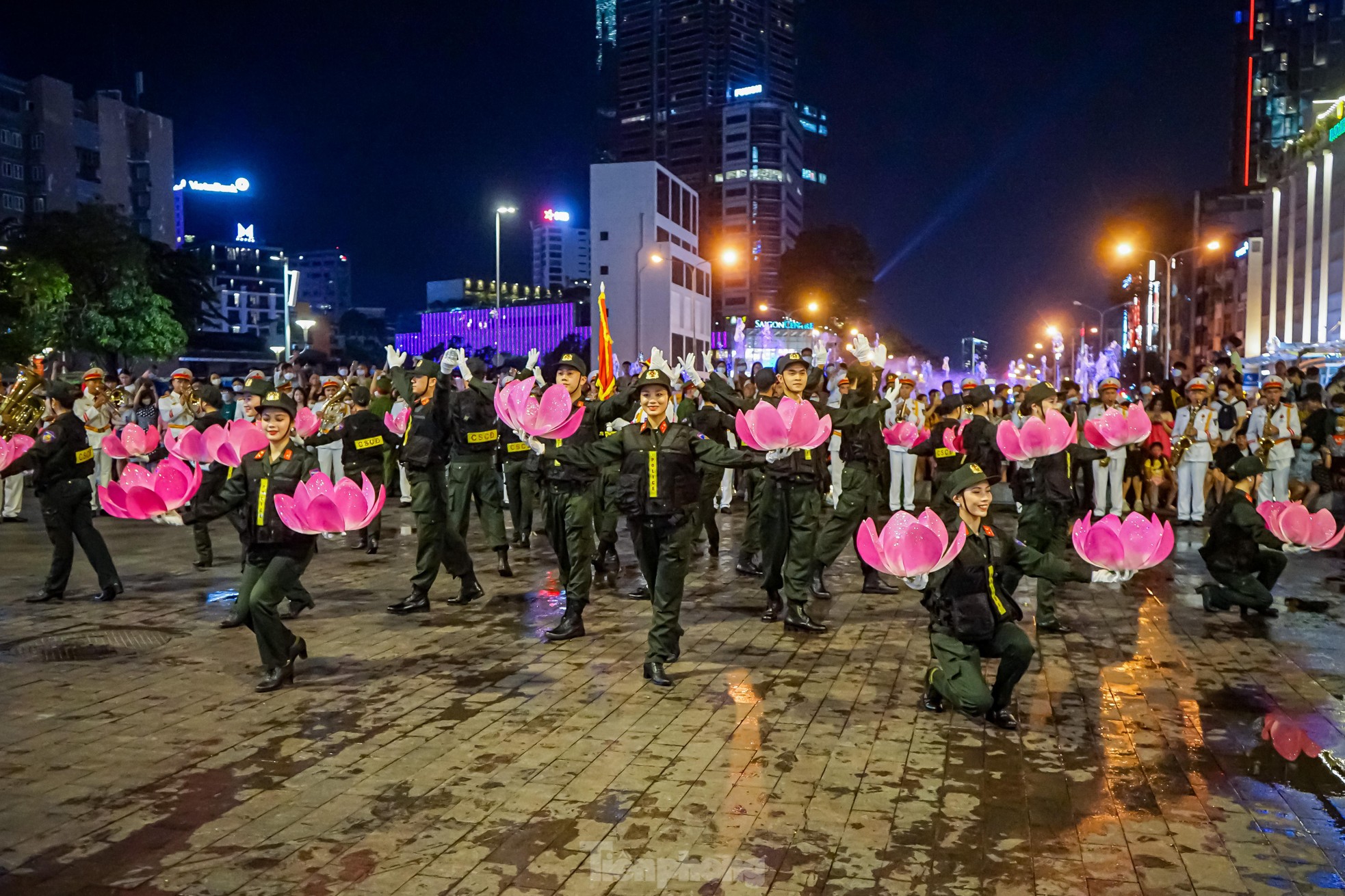 Đội nghi lễ công an biểu diễn trên phố đi bộ Nguyễn Huệ - 8