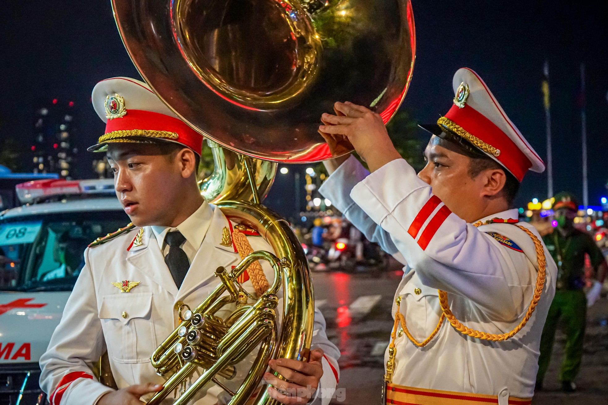 Đội nghi lễ công an biểu diễn trên phố đi bộ Nguyễn Huệ - 1