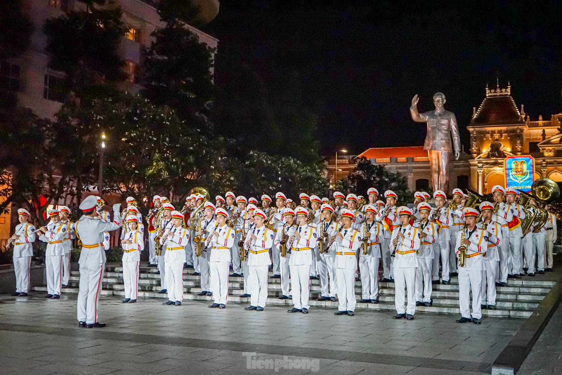 Đội nghi lễ công an biểu diễn trên phố đi bộ Nguyễn Huệ - 10