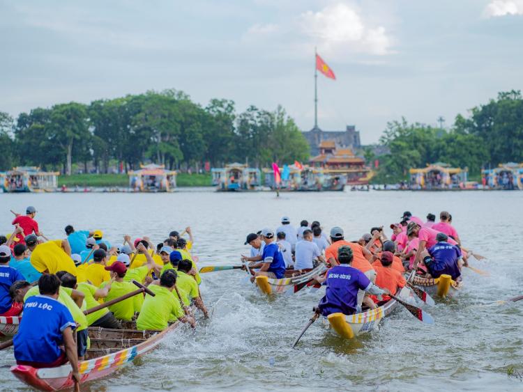 Đua ghe trên sông Hương mừng Tết độc lập
