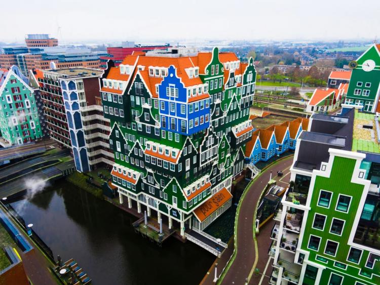 Đến Hà Lan trải nghiệm khách sạn độc đáo như một món đồ chơi Lego cỡ lớn