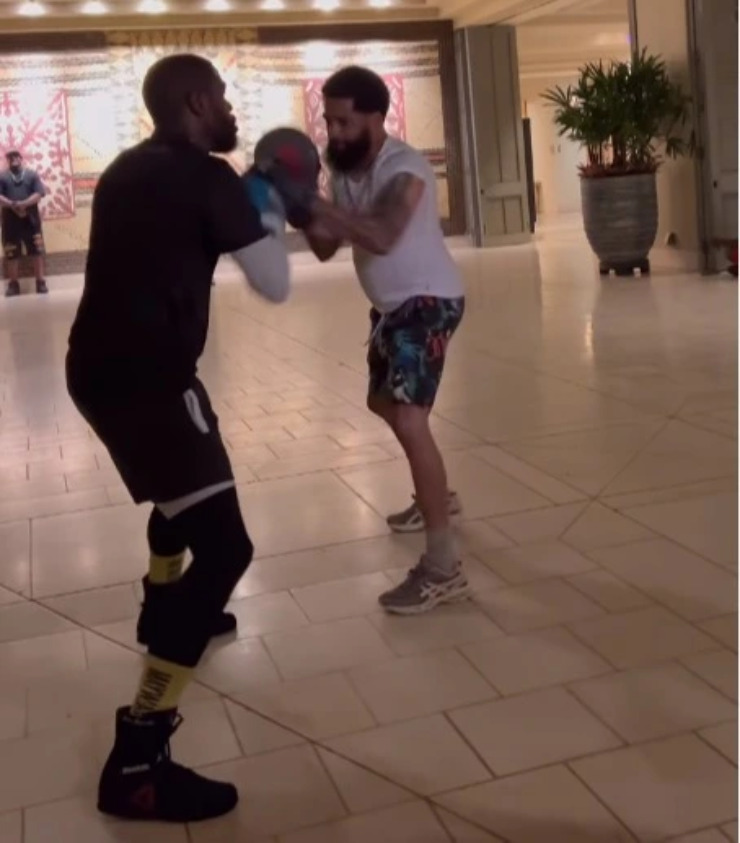 Tyson Fury hạ knock-out đô vật WWE, Mayweather luyện công lúc 2h sáng - 2