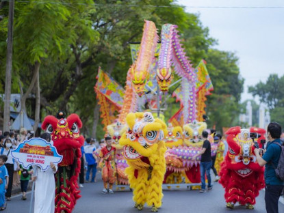 Lễ hội - Lân sư rồng quảng diễn trên các tuyến đường ở Huế