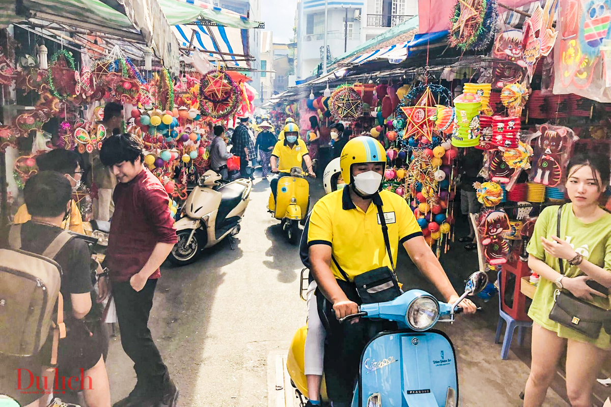 Khách quốc tế dạo phố Sài Gòn bằng vespa cổ - 7