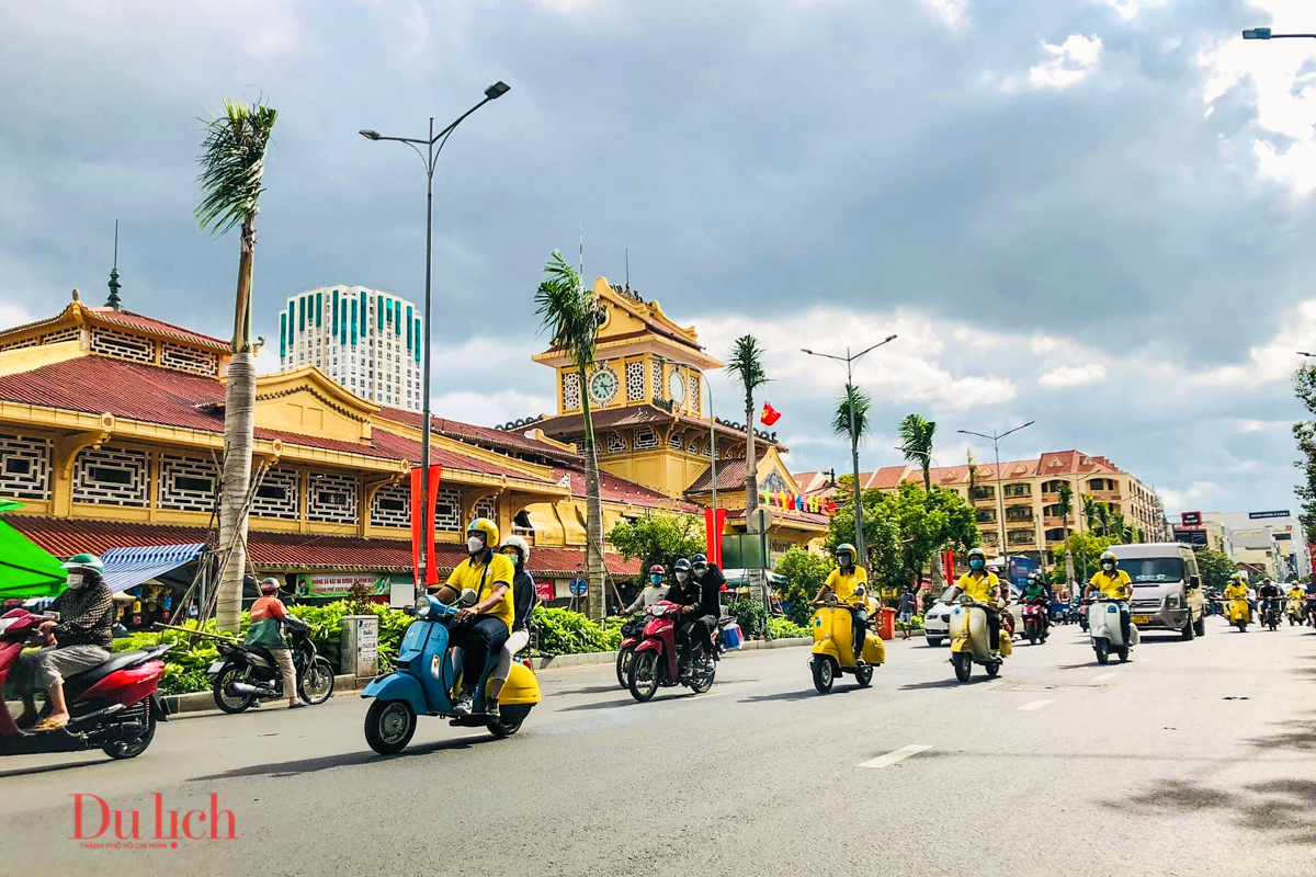 Khách quốc tế dạo phố Sài Gòn bằng vespa cổ - 6