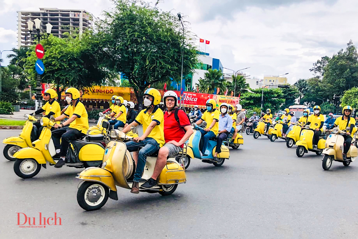 Khách quốc tế dạo phố Sài Gòn bằng vespa cổ - 3