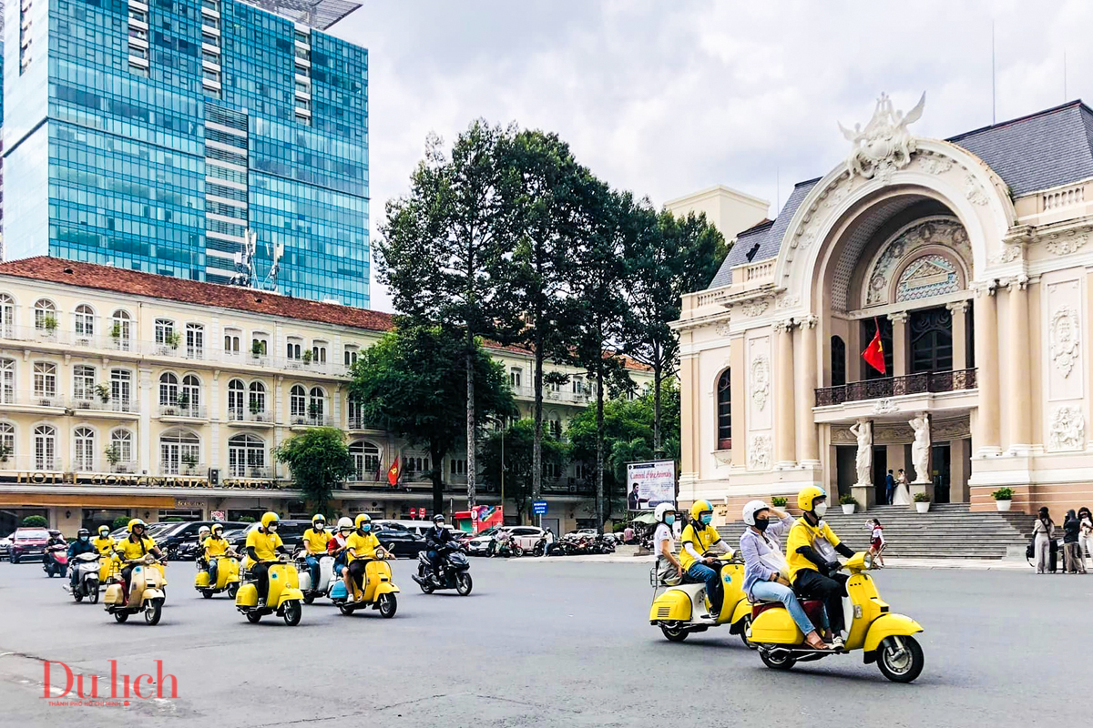 Khách quốc tế dạo phố Sài Gòn bằng vespa cổ - 1