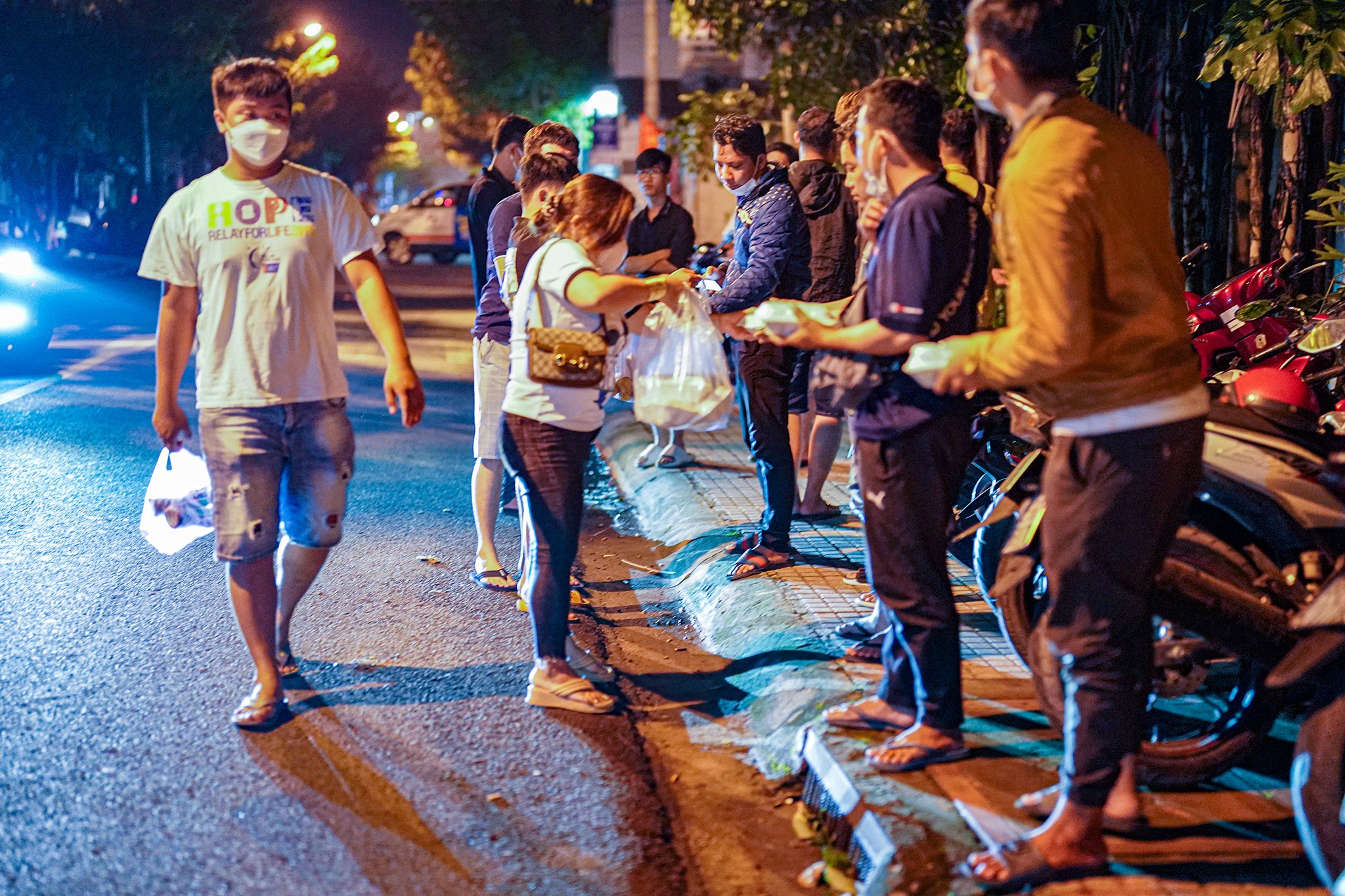 Hình ảnh đau thương ở vụ cháy quán karaoke khiến 33 người tử vong - 4