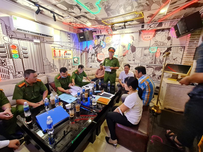 Công an TP.HCM xử lý hơn 90 quán karaoke chưa đảm bảo an toàn về cháy nổ - 1