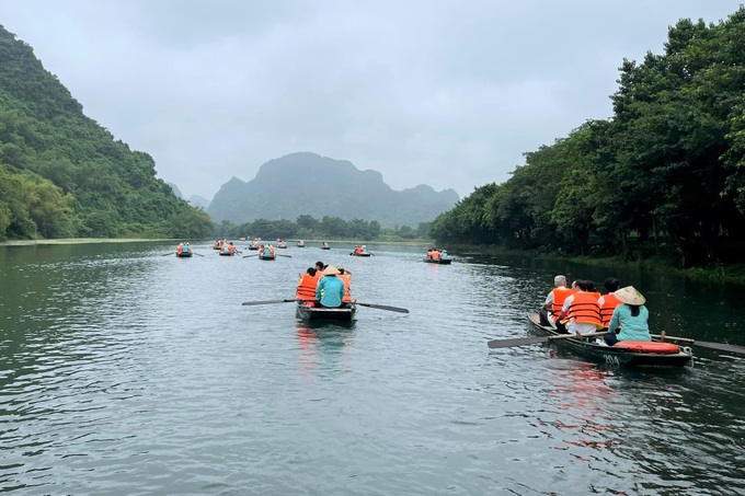 Dừng bán vé tham quan di sản Tràng An vì mưa lũ ngập hang - 1