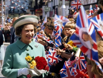 Chuyển động - Cuộc đời Nữ hoàng Elizabeth II qua những bức ảnh