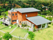 Chuyện hay - Cặp đôi Sài Gòn dựng nhà giữa lưng chừng núi "đẹp như Tây" ở Lâm Đồng