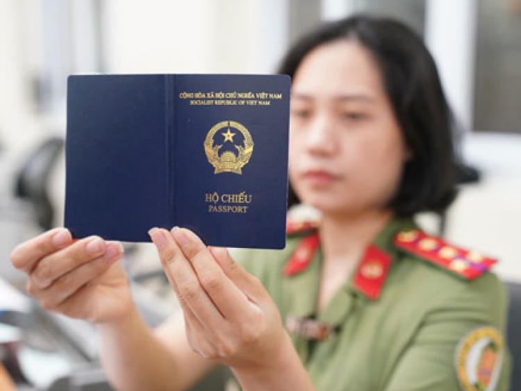 Bộ Công an bổ sung nơi sinh vào hộ chiếu mẫu mới