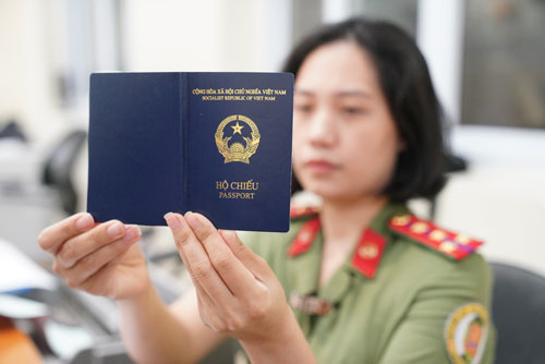 Bộ Công an bổ sung nơi sinh vào hộ chiếu mẫu mới - 1