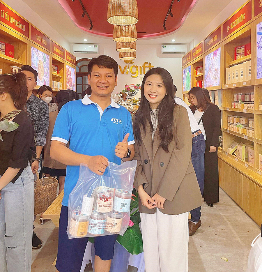 Dân du lịch thích thú với cửa hàng đặc sản sang xịn tại Đà Nẵng - 3