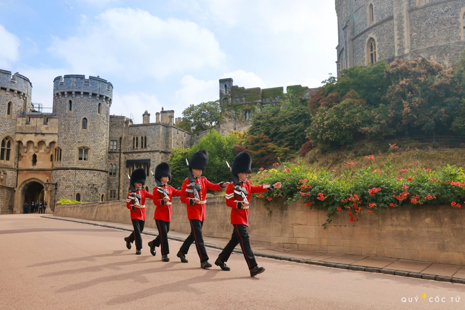 Xem lính Hoàng gia Anh đổi ca gác ấn tượng tại lâu đài 1.000 năm tuổi - 8