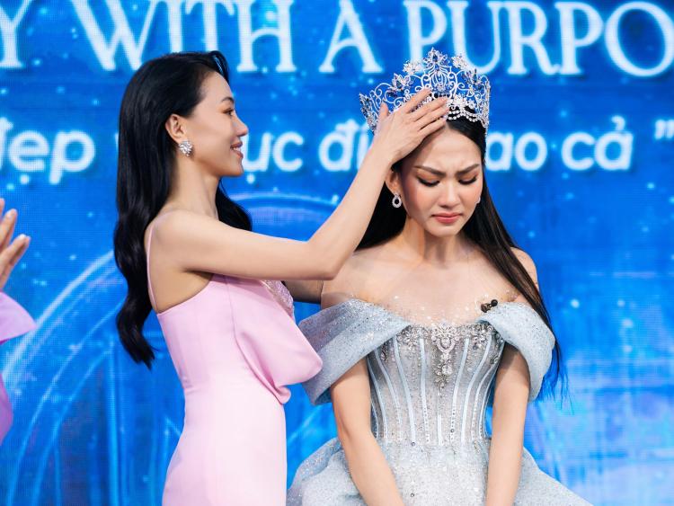 Hoa hậu Mai Phương bán vương miện với giá 3 tỷ đồng