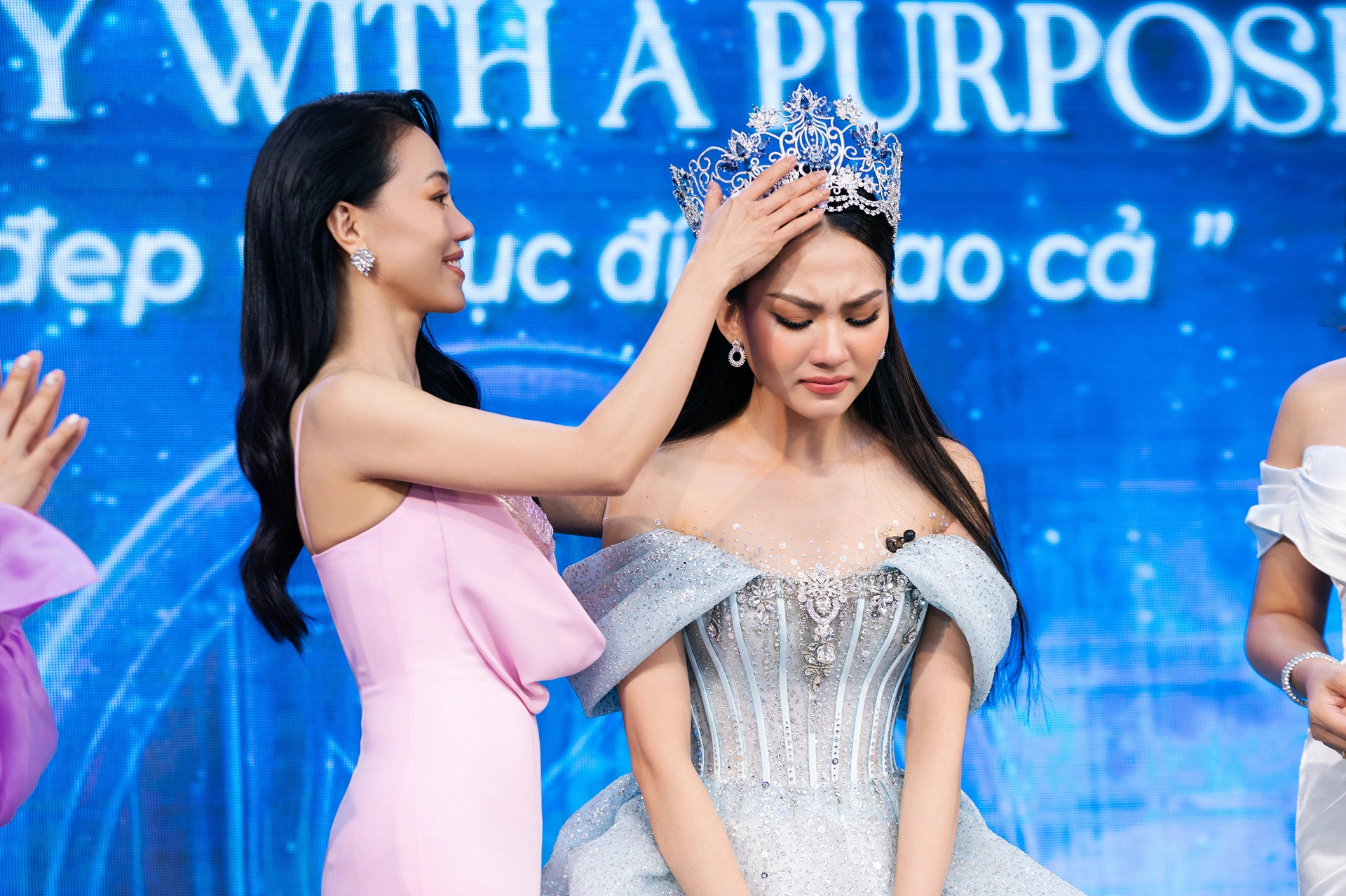 Hoa hậu Mai Phương bán vương miện với giá 3 tỷ đồng - 1