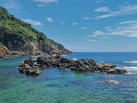  - Vẻ đẹp hoang sơ đảo Hòn Mê, nước xanh trong như biển Nha Trang